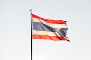 Tailandia bandera en parte superior de el polo en un Ventoso día oscuridad foto