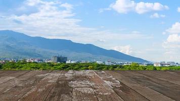 de madera piso con naturaleza montañas paisaje antecedentes foto