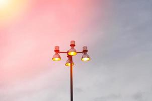 calle ligero y cielo, moderno lámpara calle foto