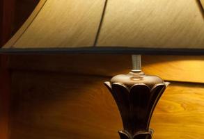 elegante lámpara en calentar interior habitación,convertida en antiguo lámpara cerca el de madera pared foto