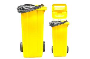amarillo basura contenedores aislado en blanco foto