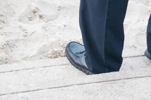 de cerca ver de del hombre cuero negro zapatos,hombre de negocios caminando a el oficina foto