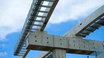 instalación de tren monorraíl en su vía elevada sobre la carretera sistema de tránsito ferroviario rápido actualmente en construcción foto