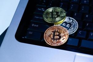 bitcoin monedas en compuer teclado,símbolo de electrónico virtual dinero y minería criptomoneda concepto.moneda cripto moneda bitcoin concepto.bitcoin en teclado. foto