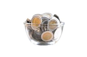 monedas dinero en vaso tarro, cerdito banco, ahorros, moneda vaso banco para consejos con dinero aislado en blanco antecedentes foto