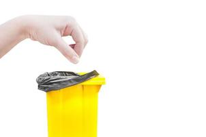 mano mujer recoger captura , amarillo basura contenedores aislado en blanco foto