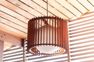 linterna vintage de madera, lámpara de diseño de madera foto