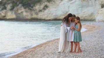 hermosa madre y hijas en el playa video