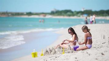 linda mãe e filha na praia aproveitando as férias de verão video