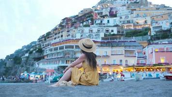 zomer vakantie in Italië. jong vrouw in positano dorp Aan de achtergrond, amalfi kust, Italië video