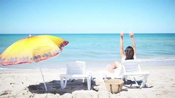 giovane donna nel cappello su il spiaggia vacanza video