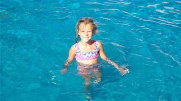 adorable petite fille dans la piscine extérieure video