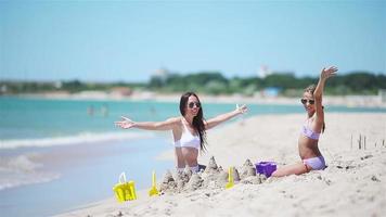 bella madre e hija en la playa disfrutando de las vacaciones de verano video