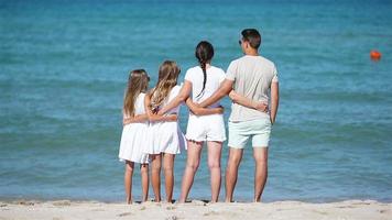 la giovane famiglia in vacanza si diverte molto video