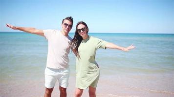 junges Paar am weißen Strand während der Sommerferien. video