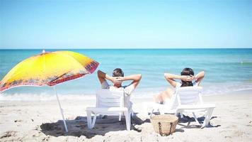 joven pareja en playa blanca durante las vacaciones de verano. video