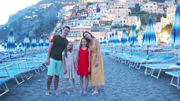 família na frente de positano na costa amalfitana na itália no pôr do sol video