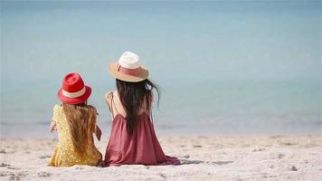 skön mor och dotter på de strand njuter sommar semester. video