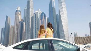 voyage en voiture d'été et jeune famille en vacances video