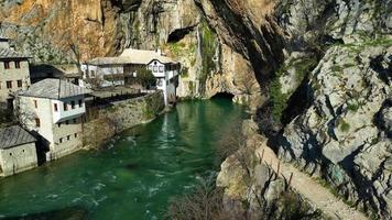 vista aérea do drone de tekija em blagaj em bih. a tekija, casa dos dervixes, situada na nascente do rio buna, era e ainda é um local para o canto de louvor dos dervixes zikr três noites por semana. video