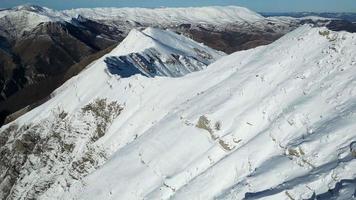 vista increíble de diferentes picos de montaña con nieve durante el invierno. hermosa cadena montañosa y una increíble atracción para los escaladores alpinos. estilo de vida aventurero. cresta de la montaña desafiante para los escaladores. video