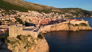 aéreo zumbido ver de el antiguo histórico ciudad de Dubrovnik en Croacia, la unesco mundo patrimonio sitio. famoso turista atracción en el adriático mar. mejor destinos en el mundo. video