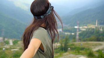 schöne glückliche junge Frau in den Bergen im Hintergrund des Nebels video