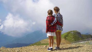 hermosas niñas felices en las montañas en el fondo de la niebla video