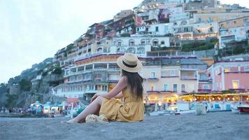 vacances d'été en italie. jeune femme dans le village de positano en arrière-plan, côte amalfitaine, italie video