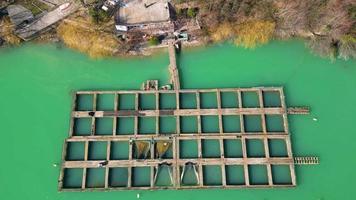 aereo fuco Visualizza di pesce azienda agricola. pesce agricoltura è un' modulo di acquacoltura nel quale pesce siamo sollevato nel recinti per essere venduto come cibo. video