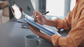 documents d'affaires, auditeur femme d'affaires vérifiant le document de recherche juridique préparer des documents ou un rapport pour analyse temps d'impôt, documents comptables données contrat partenaire traiter au bureau du lieu de travail video