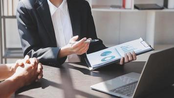 imprenditori e attività commerciale persone conferenza nel moderno incontro camera, contento multirazziale collaboratori avere divertimento cooperare Lavorando insieme a ufficio incontro, asiatico lavoro di squadra concetto video