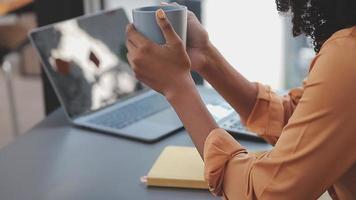 bedrijf documenten, accountant zakenvrouw controle zoeken document wettelijk bereiden papierwerk of verslag doen van voor analyse belasting tijd, boekhouder documenten gegevens contract partner transactie in werkplaats kantoor video