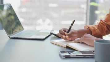 documents d'affaires, auditeur femme d'affaires vérifiant le document de recherche juridique préparer des documents ou un rapport pour analyse temps d'impôt, documents comptables données contrat partenaire traiter au bureau du lieu de travail video