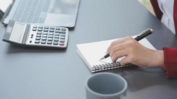 documents d'affaires, auditeur femme d'affaires vérifiant le document de recherche juridique préparer des documents ou un rapport pour analyse temps d'impôt, documents comptables données contrat partenaire traiter au bureau du lieu de travail video