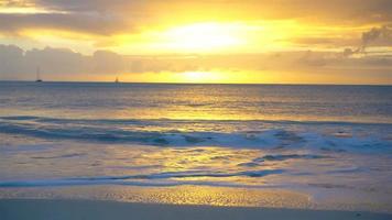 incredibile bel tramonto su una spiaggia caraibica esotica video