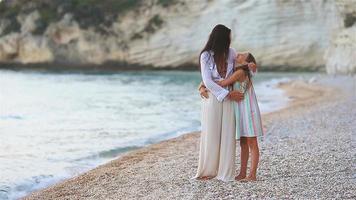 schöne Mutter und Tochter am Strand video