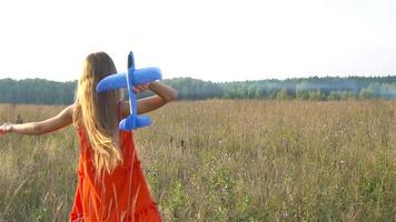 mooi weinig blond meisje, heeft gelukkig pret vrolijk glimlachen gezicht, rood jurk video