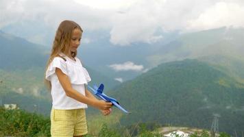 bellissimo contento poco ragazza nel montagne nel il sfondo di nebbia video