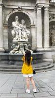 donna a piedi nel città. giovane attraente turista all'aperto nel europeo città video