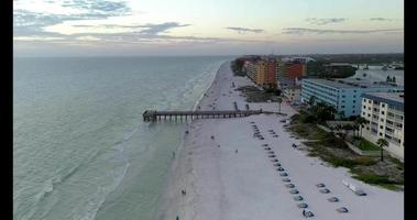 vlucht over- Helder water strand in Florida gedurende de zonsondergang in de avond rood video