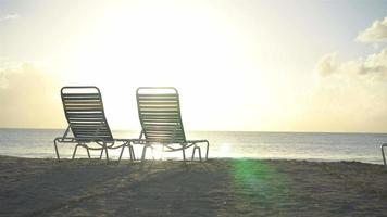 Zwei Liegestühle am wunderschönen tropischen Strand auf den Malediven video
