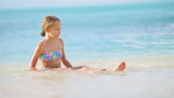 aanbiddelijk weinig meisje Aan de strand gedurende zomer vakantie video