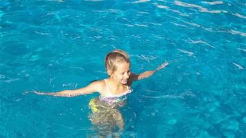 adorabile bambina nella piscina all'aperto video