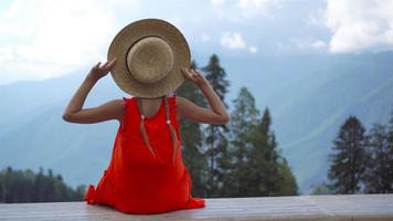 bellissimo contento poco ragazza nel montagne nel il sfondo di nebbia video