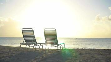 chaises longues blanches sur une belle plage tropicale aux maldives video