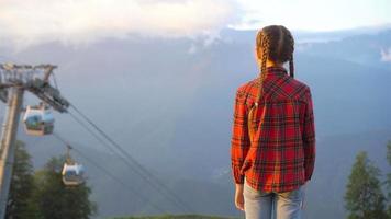 hermosa niña feliz en las montañas en el fondo de la niebla video