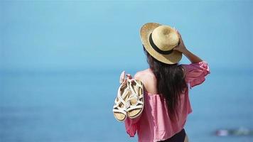 giovane moda donna nel verde vestito su il spiaggia video