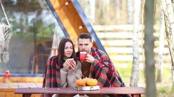 jung Paar Sitzung auf das hölzern alt Tabelle im das Herbst Wald video