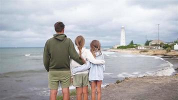 família de quatro pessoas caminha até o farol video